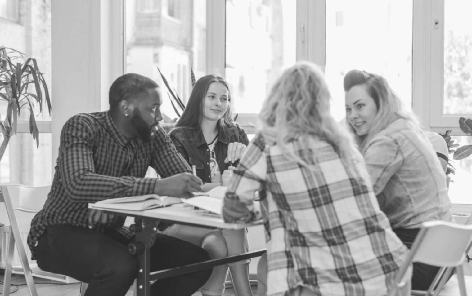 Equipo de moravinthel trabajando en el desarrollo de software financiero